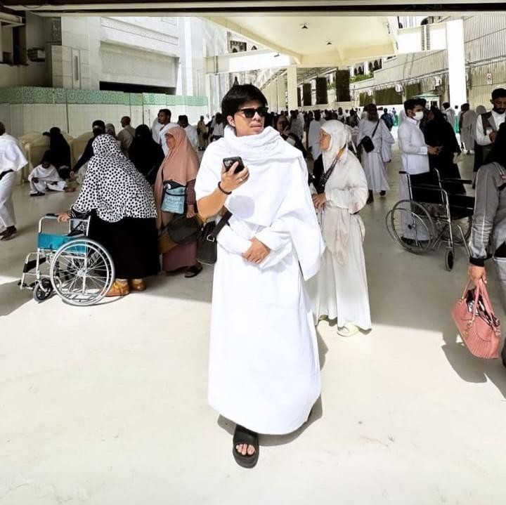 <p>Kita doakan, semoga perjalanan ibadah Atta bersama istri dan anak-anaknya berjalan dengan lancar. Serta, kembali ke Tanah Air dalam kondisi sehat. (Foto: Instagram @attahalilintar, @aureli.hermansyah, dan @ameenatta)</p>
