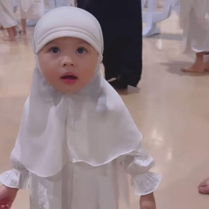 <p>Di unggahan lain, Ameena putri sulung Aurel dan Atta juga sukses mencuri perhatian. Gadis berusia 2 tahun ini terlihat menggemaskan dengan gamis dan jilbab putihnya. (Foto: Instagram @attahalilintar, @aureli.hermansyah, dan @ameenatta)<br /><br /><br /></p>