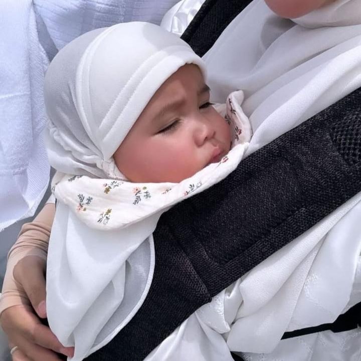 <p>Aurel pun turut membagikan momen perjalanan tersebut di akun pribadinya. Sambil menunjukkan potret putri bungsu yang digendong, ia mengucap syukur karena bisa kembali membawa Si Kecil ke sana dan kuat menghadapi cuaca di sana. "<em>Masyaallah tabarakallah</em>. Adek kuat bgt... thn lalu mama ke sini adek adad i dalam perut mama... skrg adek ada di sini," ujarnya. (Foto: Instagram @attahalilintar, @aureli.hermansyah, dan @ameenatta)<br /><br /><br /></p>