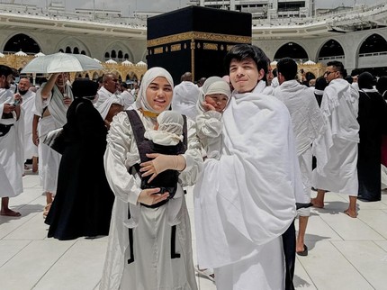 5 Potret Aurel Hermansyah & Atta Halilintar Bersama 2 Anaknya Umrah di Bulan Ramadhan