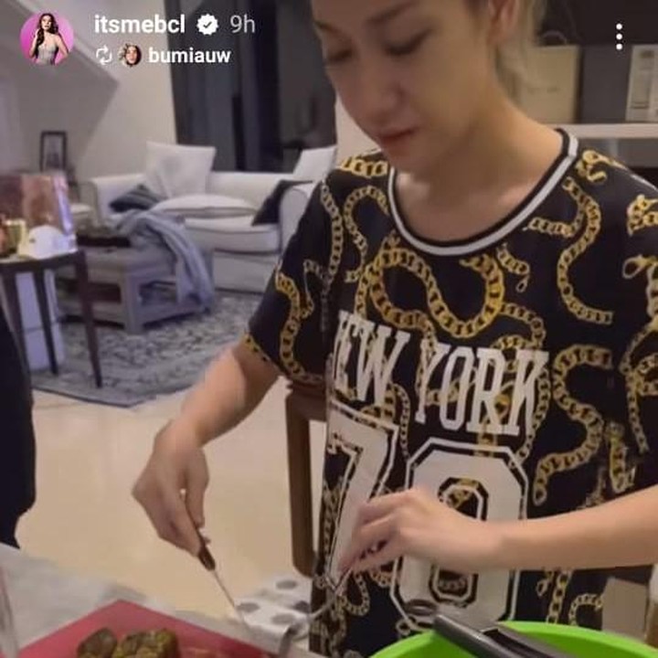 <p>Hal ini dibagikan langsung oleh BCL pada laman Instagram-nya. Diketahui, Ibunda dari Noah Sinclair ini memiliki tradisi unik yakni memasak rendang sebanyak 13 kg. (Foto: Instagram @itsmebcl)</p>