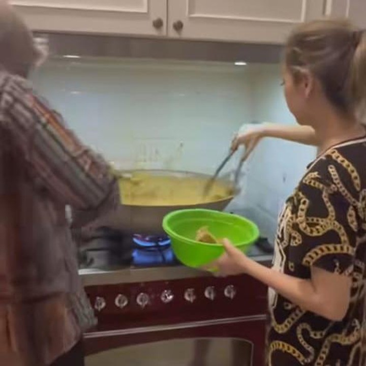 <p>Momen memasak menu khas Minang ini ia bagikan BCL mulai dari menyiapkan bumbu dasar menjadi bumbu halus hingga mengolah daging sapi yang akan dipakai, semua terlihat dilakukan oleh BCL secara langsung. "Siap ngerendang," tulisnya. (Foto: Instagram @itsmebcl)</p>