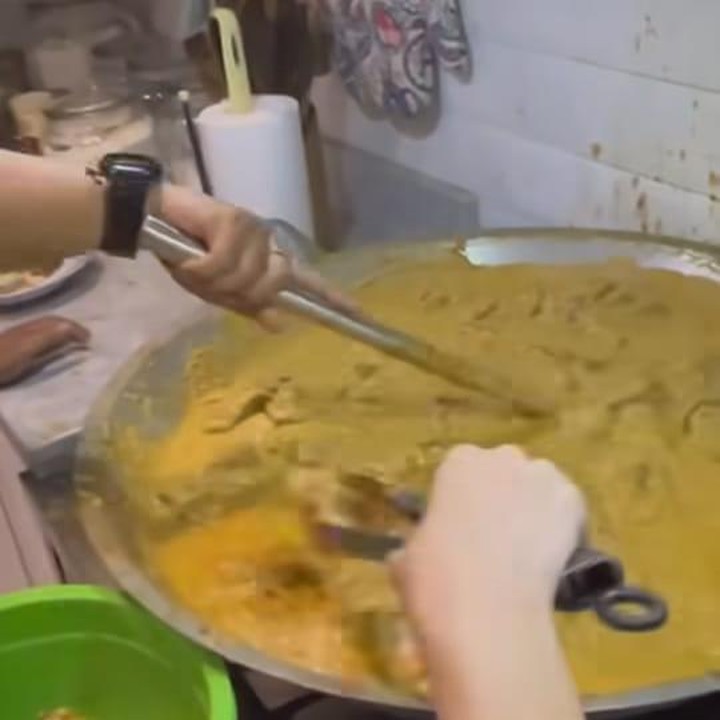<p>Selama di dapur, istri Tiko Aryawardhana itu tak terlihat sendirian. Di sana juga terdapat beberapa orang yang menemaninya ngobrol, namun ia terlihat tetap fokus pada wajan berisi rendang. (Foto: Instagram @itsmebcl)</p>