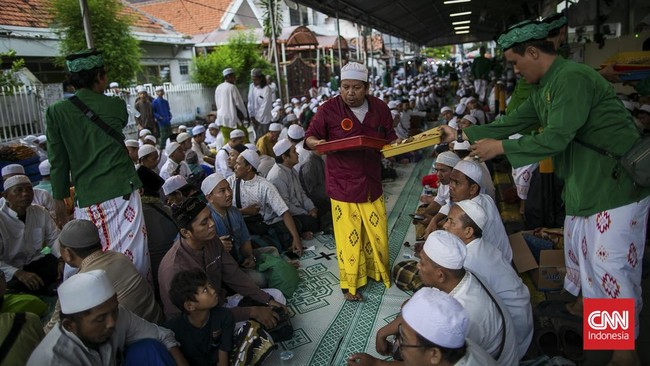 Kumandang azan Magrib menandai berbuka puasa 27 Ramadan 1447 Hijriah. Simak jadwal imsak dan waktu berbuka di berbagai kota di Indonesia hari ini.