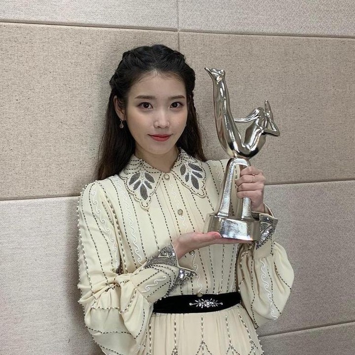 <p>Dengan gaya rambut <em>half ponytail</em>, IU terlihat sangat anggun dibalut <em>maxi dress</em> berwarna netral dengan desain <em>sequin embroidery</em> yang mewah dan elegan. (Foto: Instagram @dlwlrma)</p>