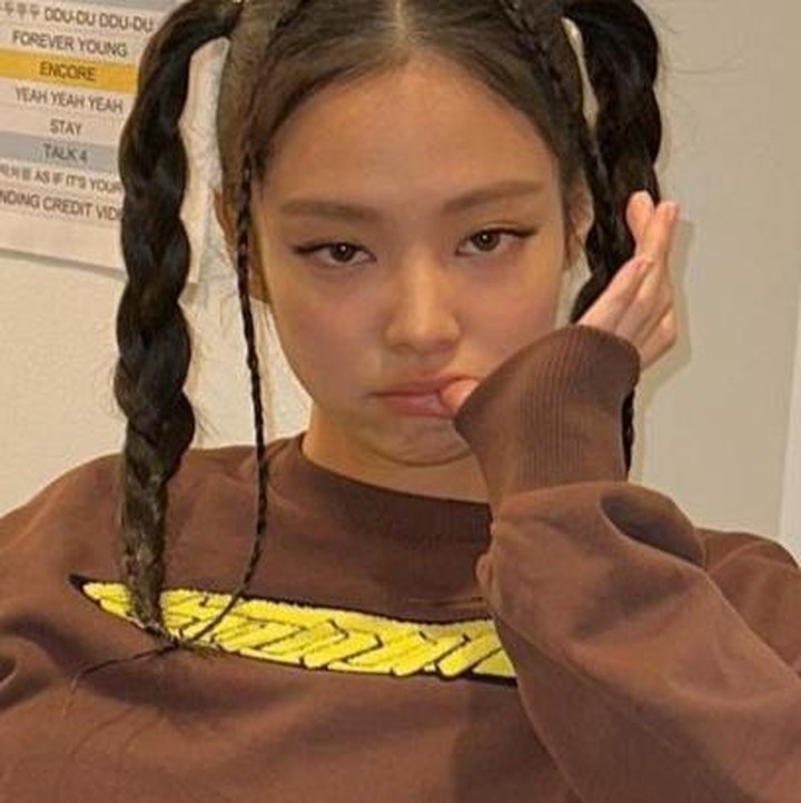 <p>Di foto yang satu ini, Jennie masih menggunakan makeup bernuansa <em>soft glam</em> dengan warna netral yang ter-<em>blended</em> lembut di wajahnya. (Foto: Instagram @jennierubyjane)</p>