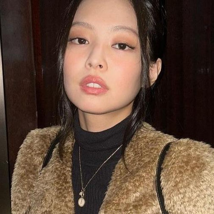 <p>Di instagram pribadinya, Jennie sering membagikan foto saat hangout dengan <em>makeup</em>-nya yang <em>soft glam</em>, cocok untuk pergi ke berbagai tempat dan acara. (Foto: Instagram @jennierubyjane)</p>