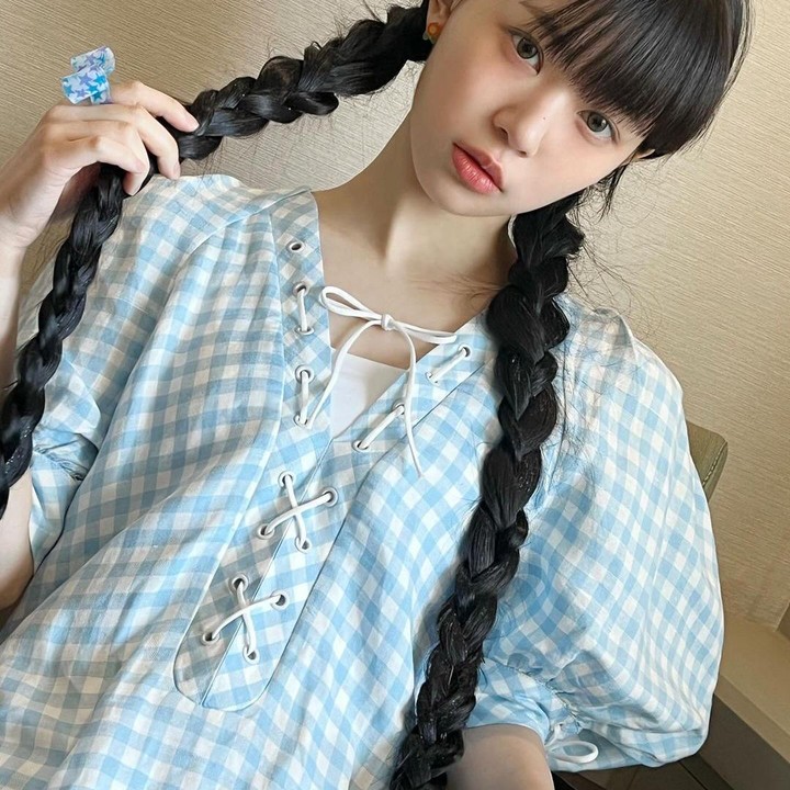 <p>Di potret yang satu ini, Moka kembali menampilkan <em>outfit</em>-nya yang super menggemaskan. Ia mengenakan <em>dress</em> dengan motif <em>checked</em> berwarna putih-biru yang <em>girly</em> dan <em>fresh</em>. (Foto: Instagram @illit_official)</p>