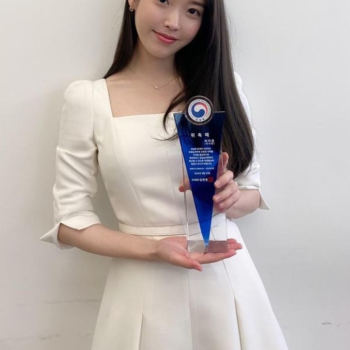 <p><em>Dress</em> berwarna putih pada dasarnya cocok untuk segala jenis acara dan pertemuan. Kalau IU mengenakan <em>white square neck dress</em> tersebut saat menerima penghargaan. (Foto: Instagram @dlwlrma)</p>