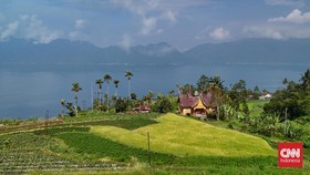 FOTO: Kemilau Danau Maninjau yang Elok dan Permai
