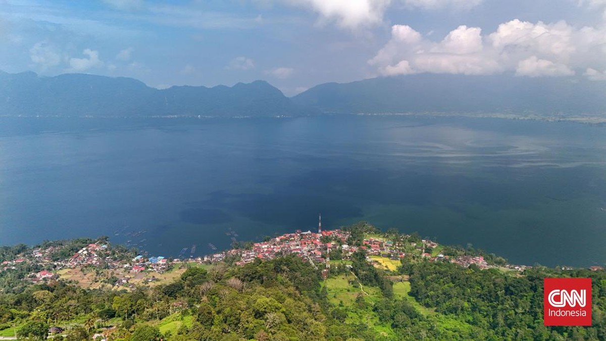 FOTO: Kemilau Danau Maninjau yang Elok dan Permai