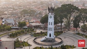 FOTO: Memandang Jam Gadang, Berdiri di Titik Nol Bukittinggi