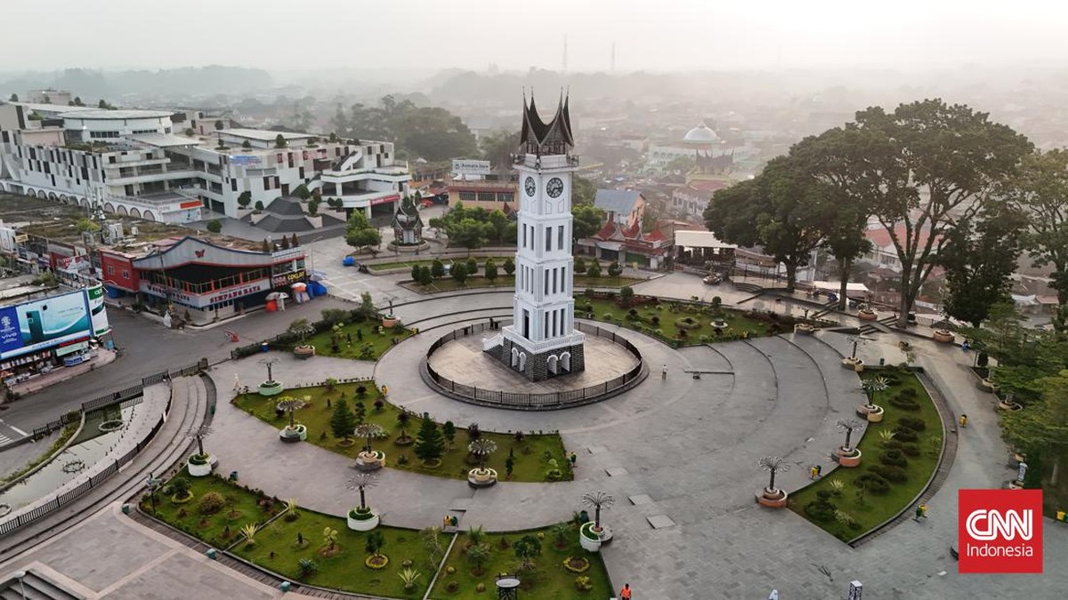 FOTO: Memandang Jam Gadang, Berdiri di Titik Nol Bukittinggi