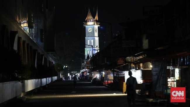 FOTO: Memandang Jam Gadang, Berdiri di Titik Nol Bukittinggi