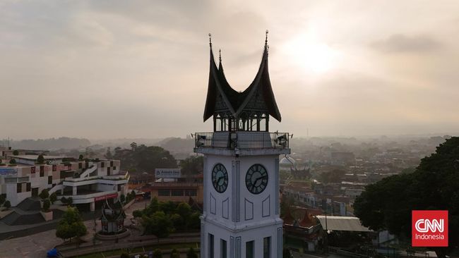 Salah satu kota terbesar yang ada di Sumatera Barat, Bukittinggi dianggap sebagai salah satu destinasi favorit dengan sederet ikon pariwisata di provinsi ini.