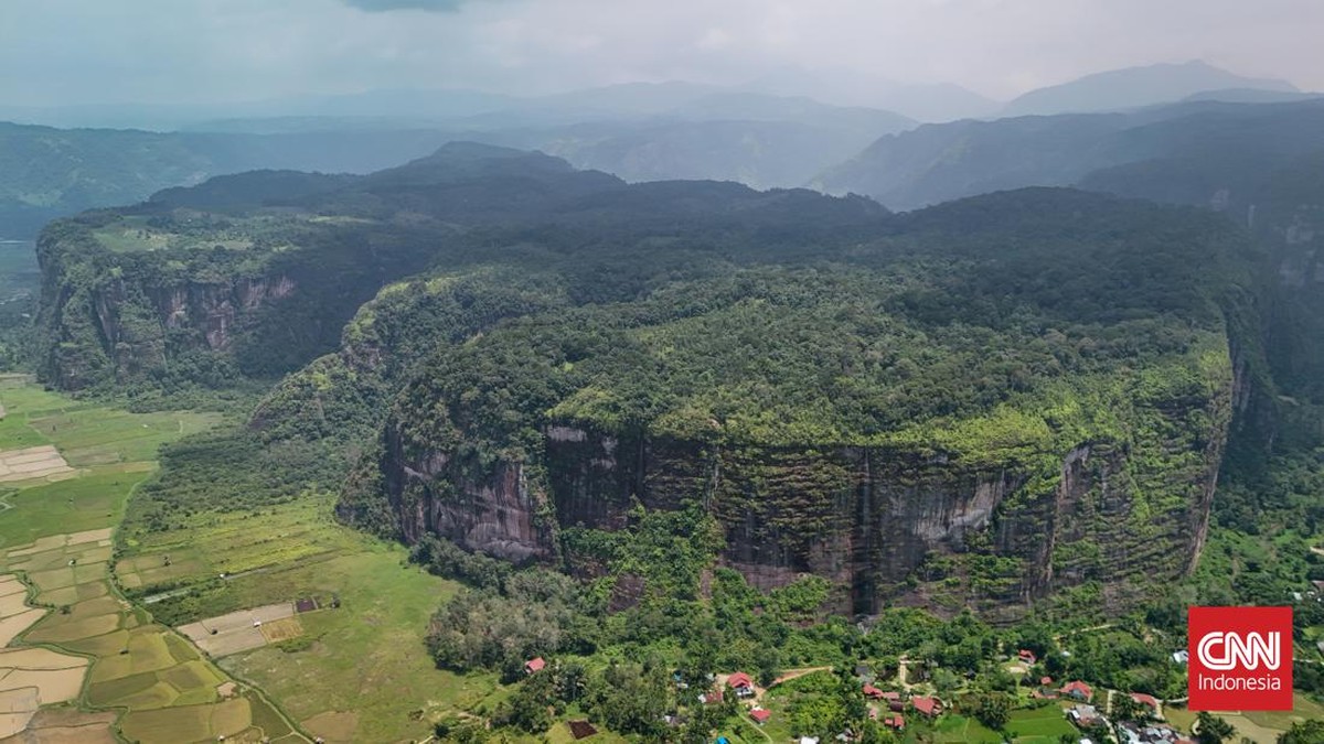 FOTO: Penampakan Lembah Harau Mirip Desa Konoha Naruto