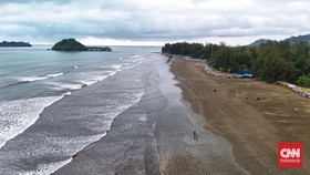 FOTO: Pesona Pantai Air Manis dan Legenda Malin Kundang