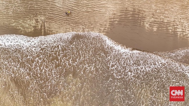 FOTO: Pesona Pantai Air Manis dan Legenda Malin Kundang