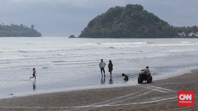 Pantai Air Manis di Padang, Sumatera Barat salah satu favorit destinasi wisata saat liburan, namun kawasannya terbilang kurang terawat.