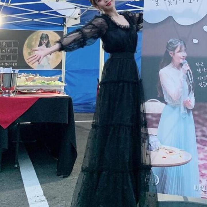 <p>Gaun panjang hitam yang IU kenakan ini sangat cocok untuk menghadiri pesta formal hingga kasual jika ingin tampil <em>classy</em> dan <em>elegant</em>. (Foto: Instagram @dlwlrma)</p>