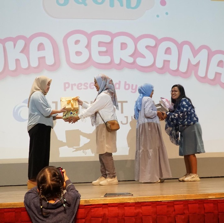 <p>Kemudian, kegiatan ini diwakilkan oleh dua pasang Bunda member HaiBunda Squad di atas panggung sebagai simbolis penukaran hampers. (Foto: Andri Ziauddin)</p>
