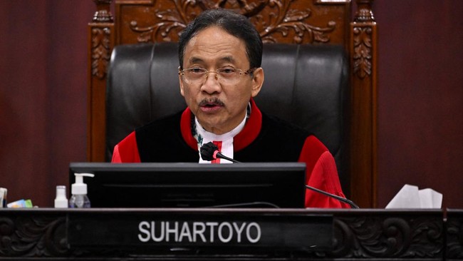 Ketua MK Suhartoyo meminta visitor sidang sengketa Pileg 2024 untuk tidak bermain handphone.