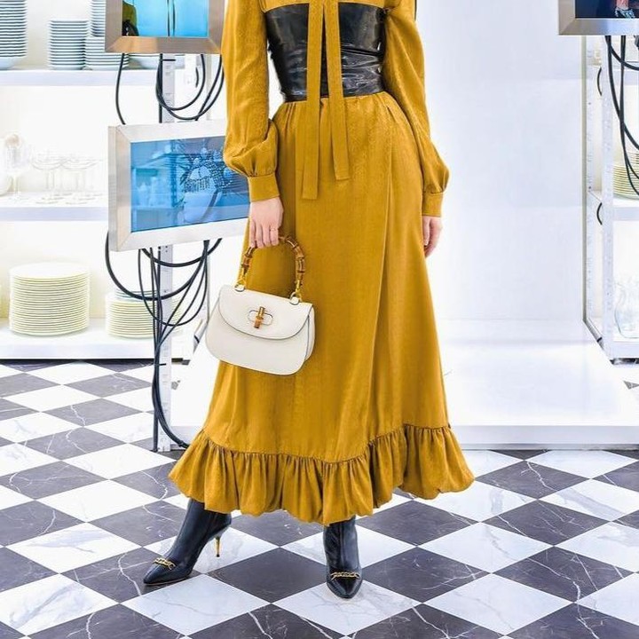 <p>IU adalah penyanyi dan aktris kelahiran tahun 1993 yang memiliki badan mungil dan wajah yang manis. IU kerap mengenakan dress sebagai OOTD, termasuk yang satu ini saat sedang menghadiri event Gucci. (Foto: Instagram @dlwlrma)</p>