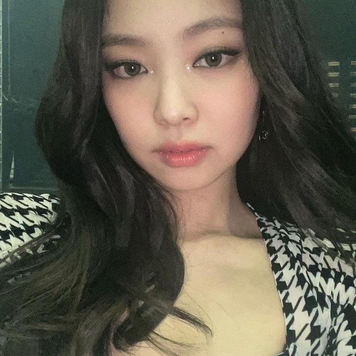 <p>Jennie dengan matanya yang indah semakin cantik dengan <em>soft glam makeup</em> yang menonjolkan konsep <em>smokey eye</em>, blush merah muda, serta lipstik pink muda yang <em>glossy</em>. (Foto: Instagram @jennierubyjane)</p>