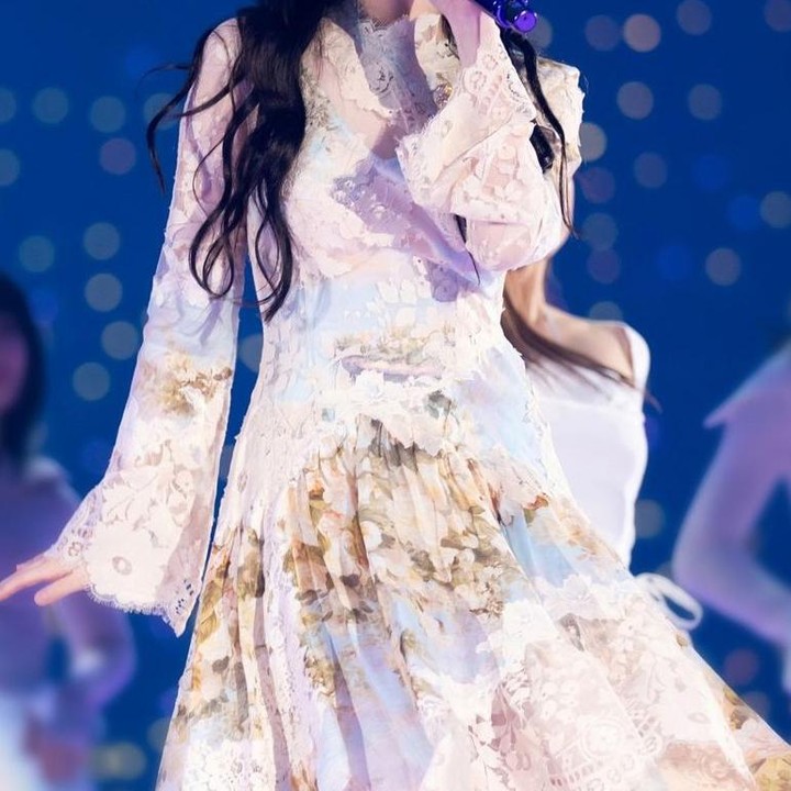 <p>Kali ini IU sedang tampil di Fan Concert-nya yang bertajuk <em>I + UN1VER5E</em> dengan dress <em>floral</em>-nya yang bernuansa cerah dan menyegarkan. (Foto: Instagram @edam.official)</p>