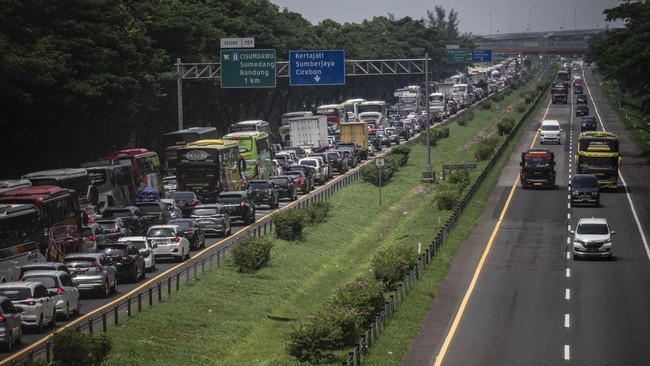 Jasa Marga mengungkap kecepatan rata-rata kendaraan di jalan tol dari Jakarta ke Semarang 68 Kpj sedangkan waktu tempuh 6 jam 53 menit.