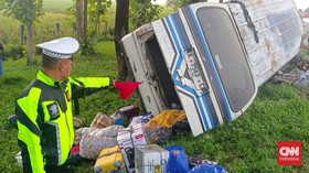 Elf Berisi 15 Penumpang Terguling Ditabrak Sopir Ngantuk di Tol Cipali