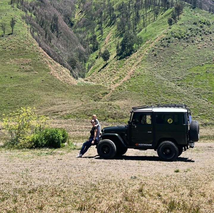 <p>Ada banyak potret yang Marissa bagikan di sana. Dari semua momen yang diabadikan, suasana di Bromo tampak cerah hingga membuat pemandangan langit dan gunung di sana terlihat indah. (Foto: Instagram @marissaln)</p><p></p>