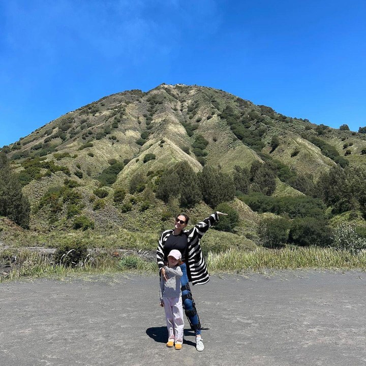 <p>Marissa bersama suami asal Jerman dan kedua anaknya memilih Bromo sebagai destinasi wisata. Di sana, keempatnya terlihat happy, nih. "Liburan ke Bromo yang indah!" tuturnya sebagai caption. (Foto: Instagram @marissaln)<br /><br /><br /></p>