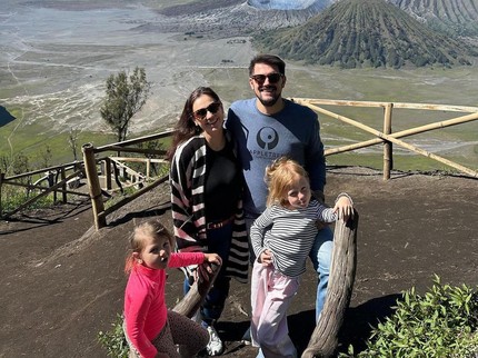 Terpopuler: Potret Marissa Nasution Ajak Suami Jerman dan Anak Liburan ke Bromo