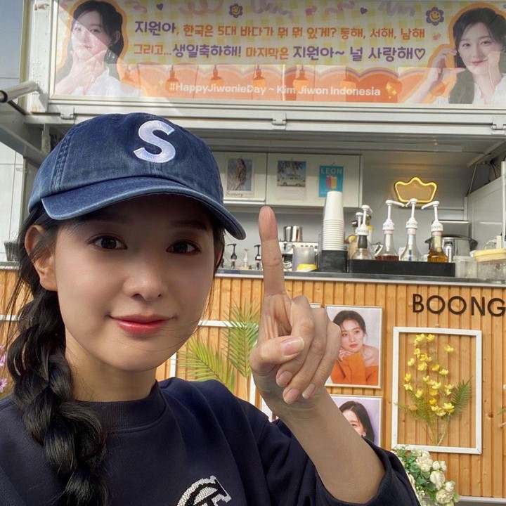 <p>Masih pada tahun yang sama, yaitu Oktober 2023, Kim Ji Won juga mengucapkan terima kasih pada penggemarnya. Sebab mereka memberikan hadiah jasa <em>coffee truck</em> yang didesain begitu menarik untuk merayakan ulang tahunnya itu. (Foto: Instagram @geewonii)</p>
