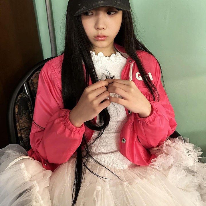 <p>Member ILLIT selanjutnya adalah Wonhee, gadis berwajah imut kelahiran 26 Juni 2007 di Namyangju, Gyeonggi-do, Korea Selatan. Wonhee memadukan white blouse dengan jaket berwarna merah muda, serta rok berwarna netral. (Foto: Instagram @illit_official)</p>
