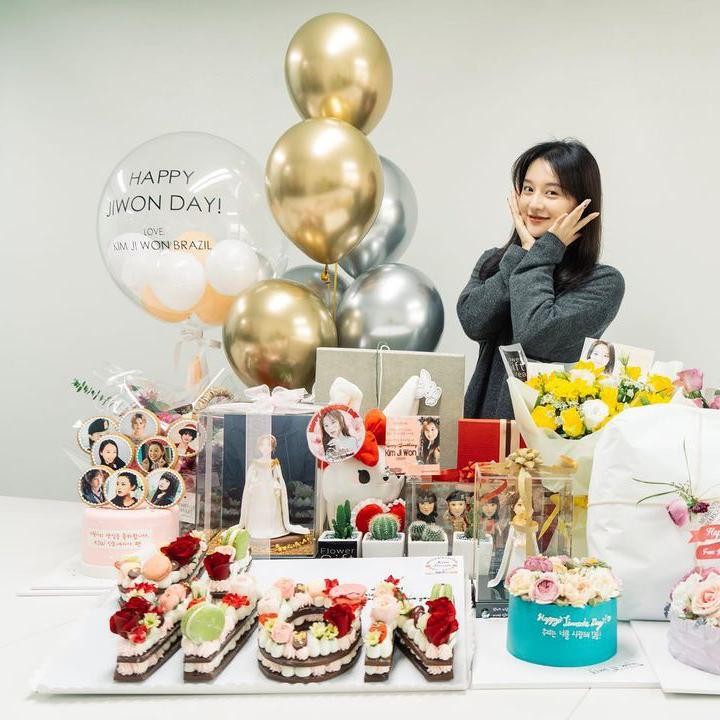 <p>Menginjak umurnya yang ke-27 di tahun 2019 lalu, salah satu pemain <em>The Heirs</em> ini bahagia dan ucapkan terima kasih pada penggemarnya yang dari berbagai negara, atas pemberian hadiah yang begitu menyentuh hatinya. (Foto: Instagram @geewonii)</p>