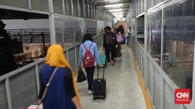 Pemudik Pejalan Kaki Berdesakan Masuk Kapal di Pelabuhan Merak