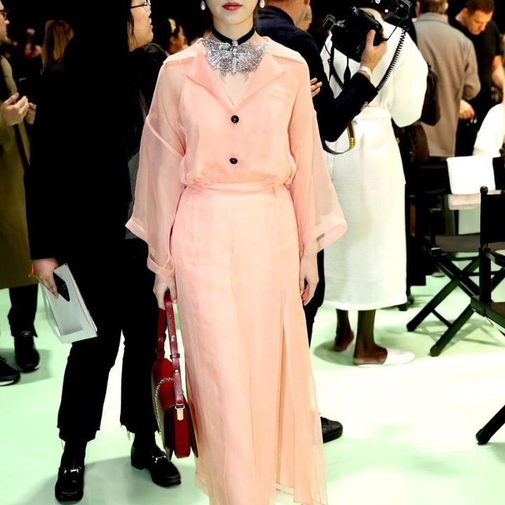 <p>OOTD IU yang satu ini sangat elegan dan berkelas. Bintang drama <em>My Mister</em> tersebut sedang menghadiri Milan Fashion Week untuk merek yang ia wakilkan yakni Gucci. (Foto: Gucci)</p>