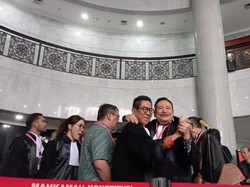 Sisi Lain Sidang MK: Otto Kubu 02 Peluk Henry Yosodiningrat dari 03