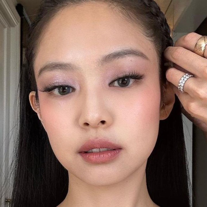 <p>Pada potret yang satu ini, Jennie BLACKPINK sedang bersiap untuk menghadiri Met Gala 2023 di New York sebagai duta merek Chanel. Jennie tampil elegan dengan <em>soft glam makeup</em>-nya tersebut. (Foto: Instagram @jennierubyjane)</p>