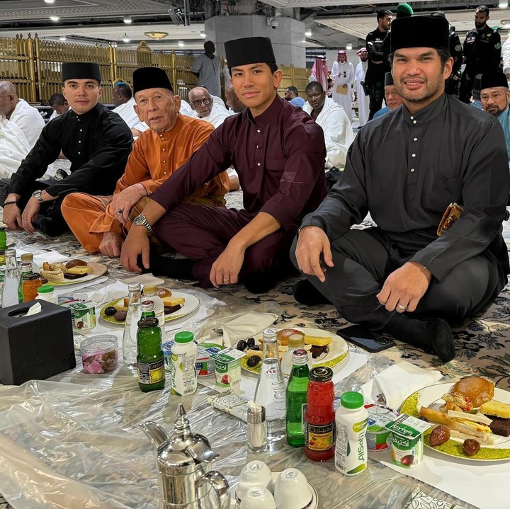 <p>Tidak berduaan, ada juga beberapa anggota kerajaan lain yang muncul dalam potret tersebut. Berikut salah satunya, Bunda. (Foto: Instagram @tmski)<br /><br /><br /></p>