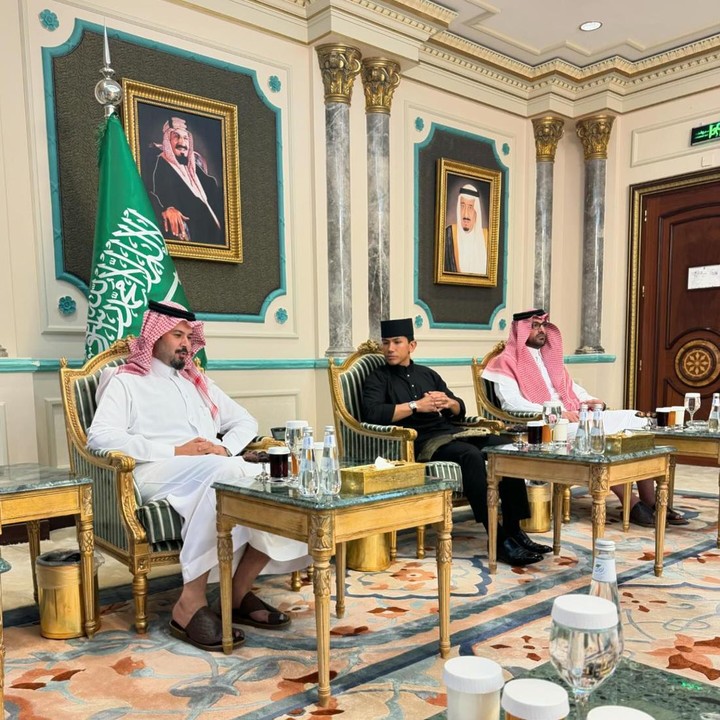 <p>Kunjungan Mateen ke Arab Saudi tampaknya bukan hanya untuk menunaikan ibadah Umrah karena terlihat turut beramah tamah dengan pejabat yang berada di sana. Kita doakan, semoga Pangeran Mateen bersama keluarganya sehat selalu, ya. (Foto: Instagram @tmski)</p>