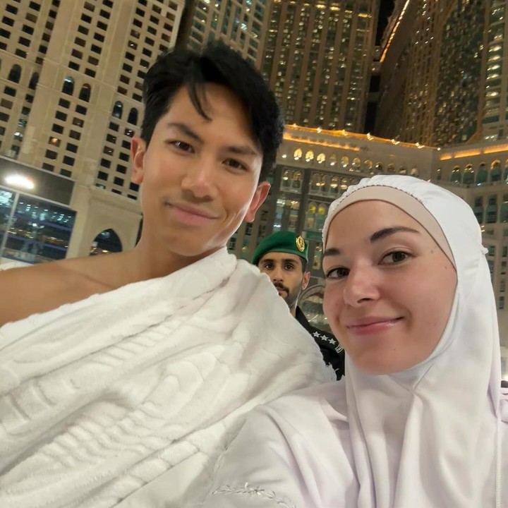 <p>Pangeran Mateen dan sang istri Anisha Rosnah kembali muncul dalam postingan terbaru, Bunda. Kali ini, pasangan tersebut terlihat sedang menjalankan ibadah Umrah ke Tanah Suci. (Foto: Instagram @tmski)<br /><br /><br /></p>