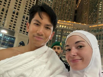 5 Potret Pangeran Mateen Umrah Bersama Sang Istri Anisha Rosnah