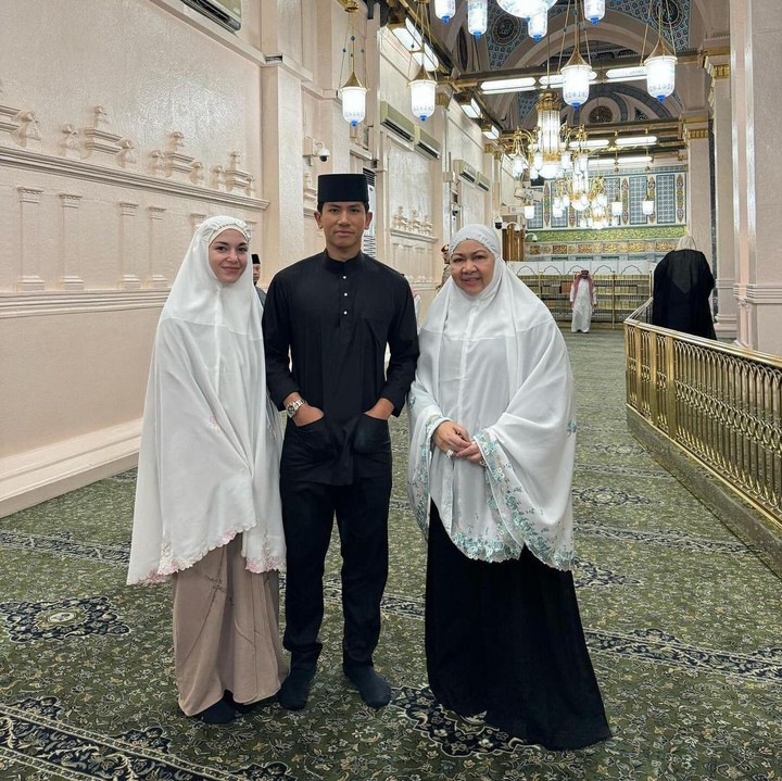 <p>Tak hanya itu, ibunda Pangeran Mateen juga terlihat berada di sana dalam salah satu potret. Momen ini diabadikan saat mereka berada di salah satu sudut masjid, Bunda. (Foto: Instagram @tmski)<br /><br /><br /></p>