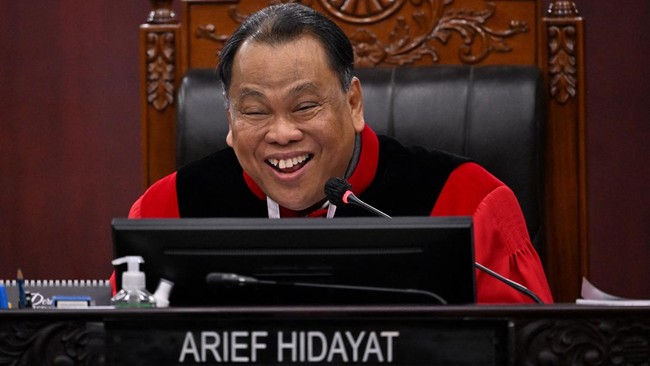 Hakim Arief Hidayat menyentil peserta sidang yang telat lewat guyonan bahwa keterlambatan berisiko tembak mati di Korea Utara.