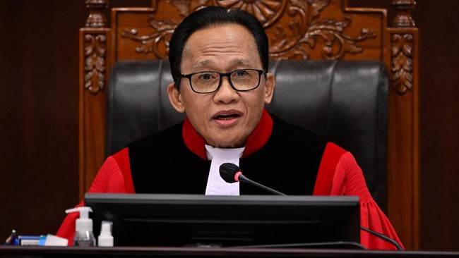 Hakim Mahkamah Konstitusi (MK) Ridwan Mansyur irit bicara usai diperiksa oleh Komisi Pemberantasan Korupsi (KPK) pada hari ini, Kamis (16/1).