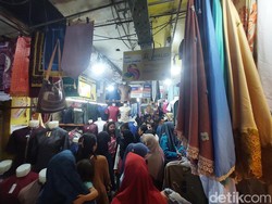 Pasar 16 Ilir Palembang Diserbu Pemburu Baju Lebaran
