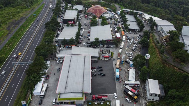 Seorang anak asal Bogor, Jawa Barat bernama Resi Diningrat tertinggal orangtuanya saat tertidur di rest area tol Lampung KM 116B pada arus balik lebaran 2025.